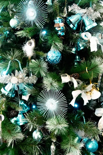 oyuncaklar ile süslenmiş Noel ağacı