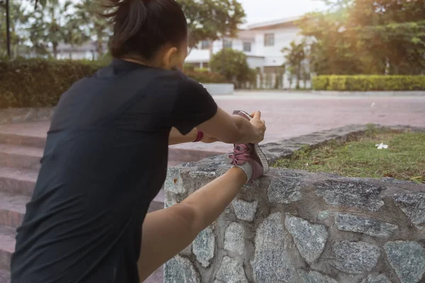 Entrenamiento Femenino Joven Antes Sesión Entrenamiento Fitness Parque Mujer Joven — Foto de Stock