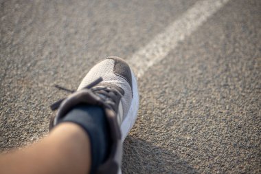 Koşucunun sol ayağına yaklaş..