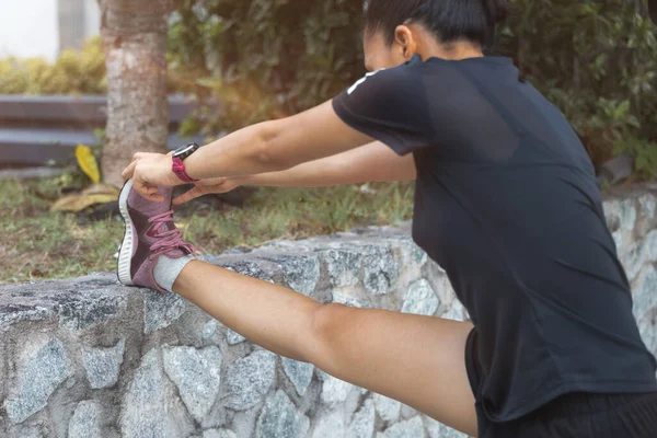 Entrenamiento Femenino Joven Antes Sesión Entrenamiento Fitness Parque Mujer Joven — Foto de Stock