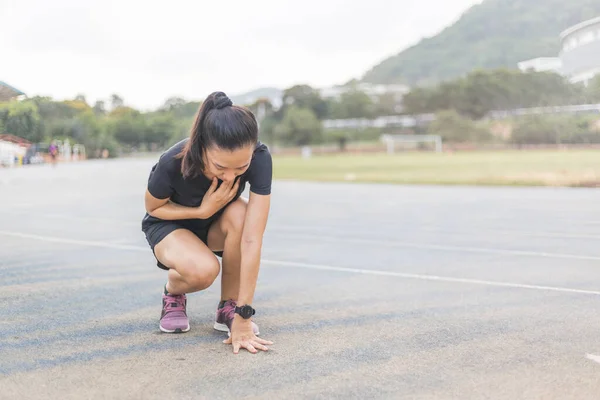 Las Mujeres Están Cansadas Después Correr Duro Pista Ella Está — Foto de Stock