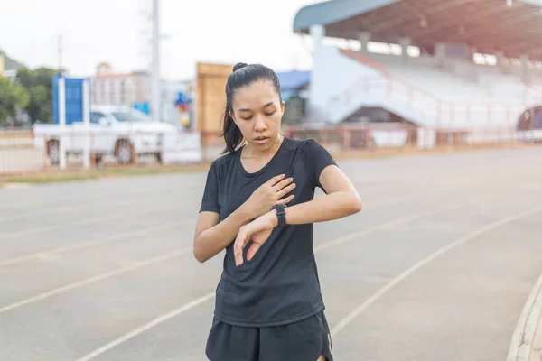 Las Mujeres Están Cansadas Después Correr Duro Pista Ella Está — Foto de Stock