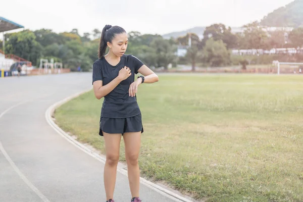 Las Mujeres Están Cansadas Después Correr Duro Pista Ella Está — Foto de Stock