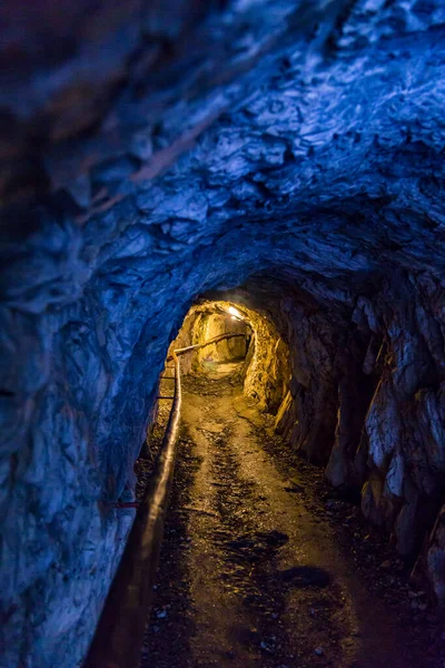 Pequeño Camino Angosto Conduce Través Una Montaña — Foto de Stock