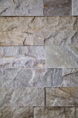 Büyük granit taşlardan oluşan bir duvar.