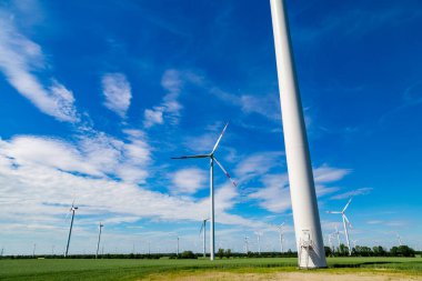 Rüzgâr türbinleri bir alanda durur, döner ve elektrik üretir