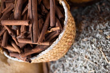 Tarçın çubukları küçük ahşap bir sepette