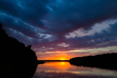 Güzel bir gün batımında gölde