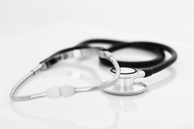 Beyaz arkaplanda steteskop nesnesi