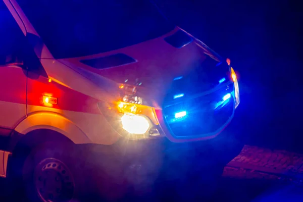 Ambulans arabası arka planda.