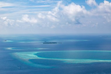 Maldivler 'de bir resifi yukarıdan fotoğrafladı.