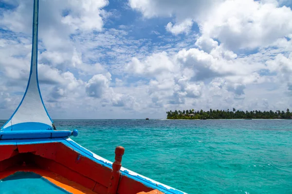Tipik Maldivian teknesi Dhoni ile bir tekne gezisi.