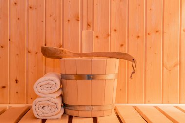 Küçük bir saunada sauna aksesuarları.