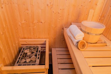 Küçük bir saunada sauna aksesuarları.