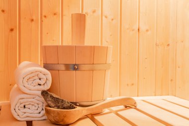 Küçük bir saunada sauna aksesuarları.