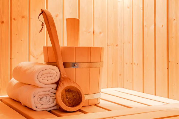 Küçük bir saunada sauna aksesuarları.