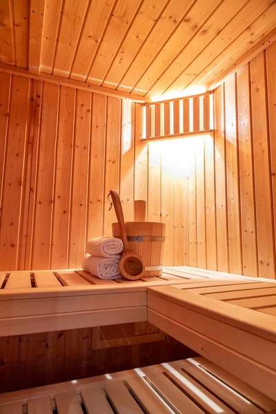 Küçük bir saunada sauna aksesuarları.