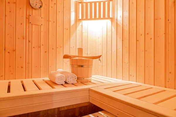 Küçük bir saunada sauna aksesuarları.