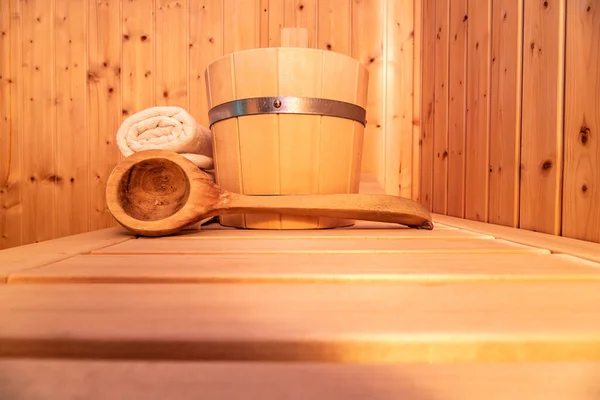 Küçük bir saunada sauna aksesuarları.