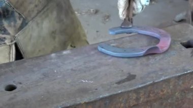 Demirci işi, sıcak bir at nalı örs üzerinde çalışır (dövülmüş))