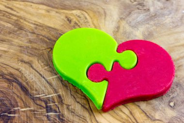 İki farklı çeşnili bir kalp, kiraz ve çilek.