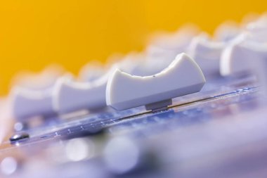 Stüdyoda bir mikserin yakınında.