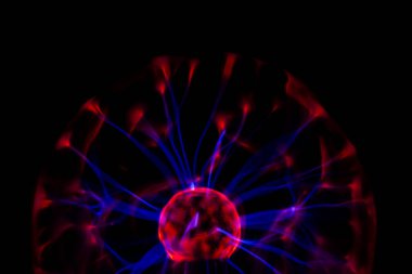 Elektrikli plazma cam bir topta, yıldırımlarla