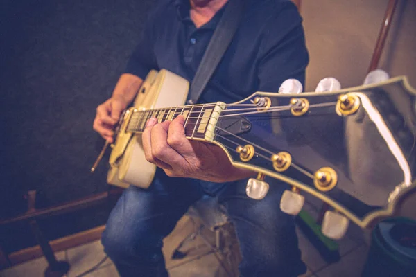 Close Ups Uma Pessoa Tocando Guitarra — Fotografia de Stock
