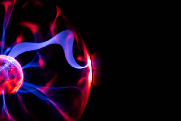 Elektrikli Plazma Cam Bir Topta Yıldırımlarla — Stok fotoğraf