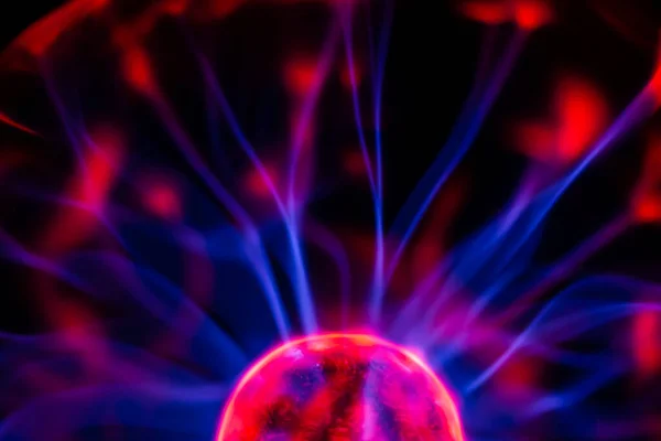 Elektrikli Plazma Cam Bir Topta Yıldırımlarla — Stok fotoğraf
