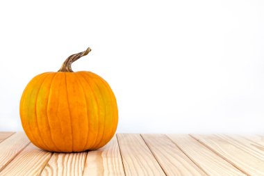 Dekoratif bir balkabağı (Atlantik Devi) bir metin için arka planda tahtada yatar