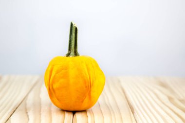 Dekoratif bir balkabağı (Patisson balkabağı) bir metin için arka plan ile tahta üzerinde uzanır