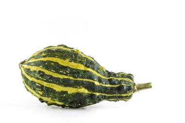 Tek bir balkabağı (cucurbita) kesme işlemleri olarak beyaz bir arkaplan önünde yatar