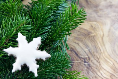 Tarçınlı kurabiyeler ve zeytin ağacının arka planında çam dalları