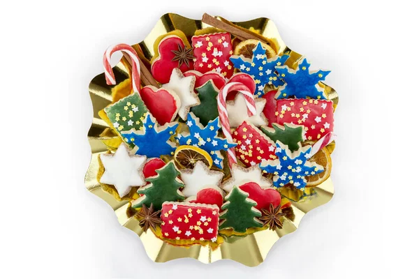 Lezzetli kurabiyeler ve tatlılarla dolu güzel bir Noel tabağı.