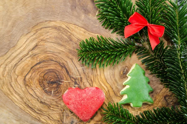 Noel arkaplanı dekorasyon ve köknar dalı