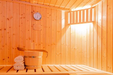 Küçük bir Finlandiya saunasında sauna aksesuarlarıyla.