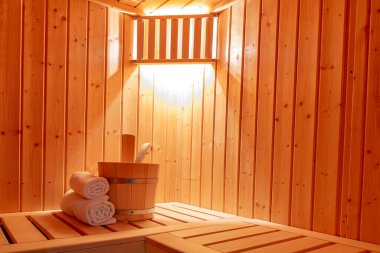 Küçük bir Finlandiya saunasında sauna aksesuarlarıyla.