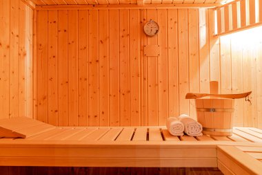 Küçük bir Finlandiya saunasında sauna aksesuarlarıyla.