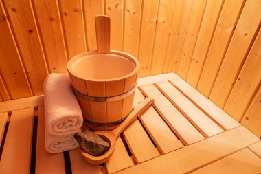 Küçük bir saunada sauna aksesuarları.