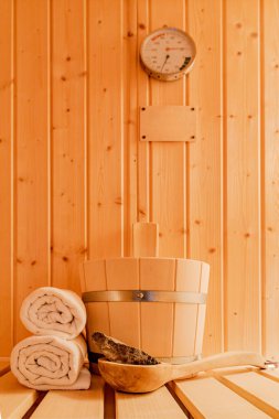 Küçük bir saunada sauna aksesuarları.