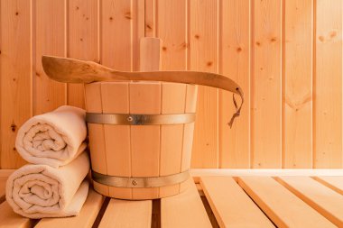 Küçük bir saunada sauna aksesuarları.