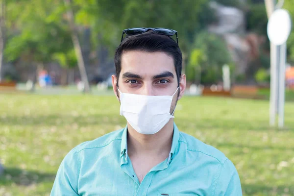 양지바른 공원에서 의료용 마스크를 남자의 — 스톡 사진