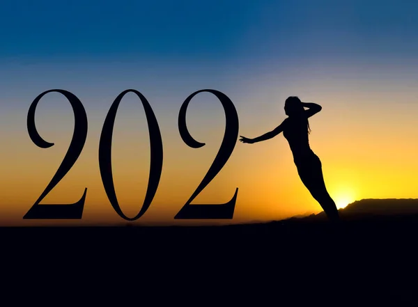 Neujahr 2021 Silhouetten Von Menschen Die Bei Sonnenuntergang Springen Sprung — Stockfoto