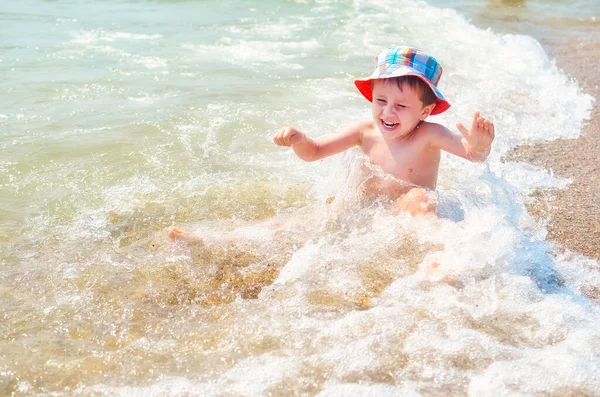 少年は海で泳ぐことを学ぶ 積極的なライフスタイル 子供は波を楽しむ — ストック写真