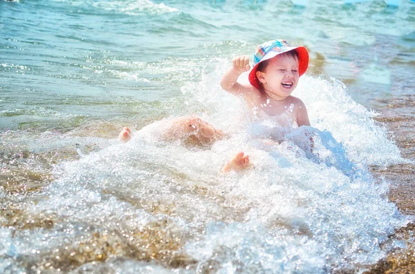 少年は海で泳ぐことを学ぶ 積極的なライフスタイル 子供は波を楽しむ — ストック写真