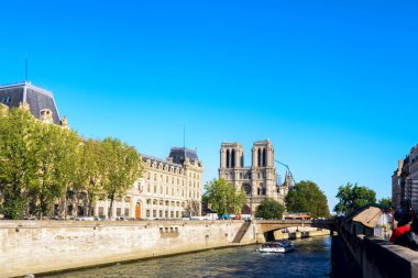 Paris / Fransa -09 / 19 / 2009: Notre de Paris 2019 'daki yangından sonra iskeleyle yeniden inşa ediliyor