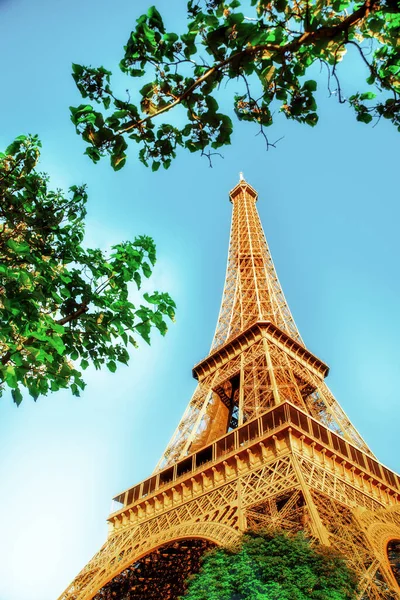 Πύργος Του Άιφελ Στο Παρίσι Ενάντια Στον Γαλάζιο Ουρανό Κάτω — Φωτογραφία Αρχείου