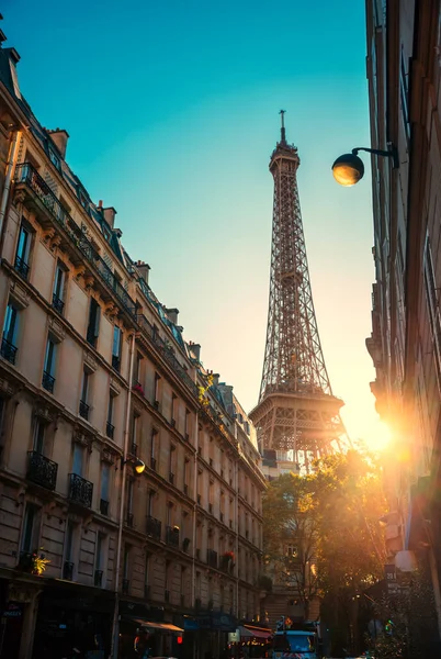 Paisaje Urbano Con Torre Eiffel Los Rayos Del Sol Poniente —  Fotos de Stock