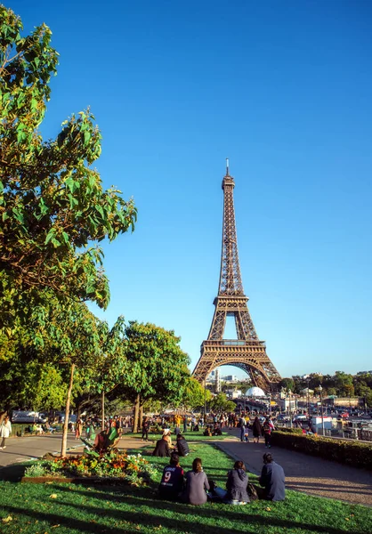 Parigi Francia 2009 Torre Eiffel Parigi Contro Cielo Blu Turisti — Foto Stock
